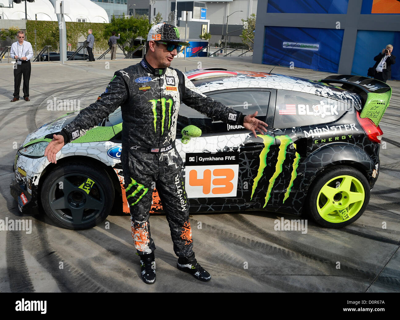 nov-282012-los-angeles-ca-monster-rennfahrer-ken-block-verbrennt-wahrend-der-ford-pressekonferenz-auf-der-2012-los-angeles-auto-show-im-la-convention-center-das-wahrend-der-30-november-bis-9-dezember-offnet.jpg