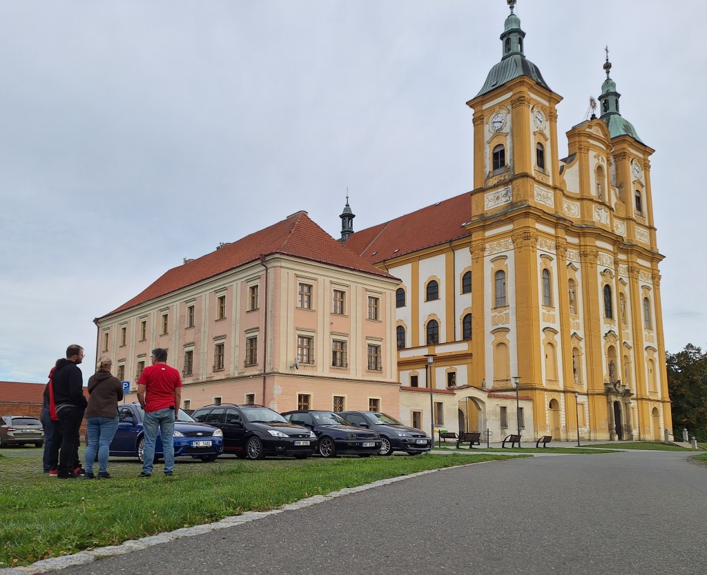 dub nad moravou kostel.jpg